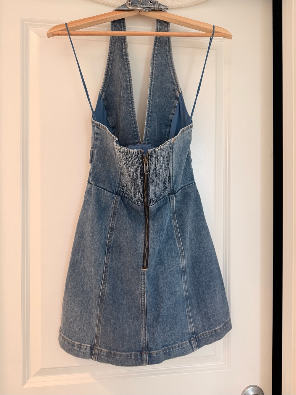 New Alice + Olivia SOLANA BUCKLE DENIM HALTER MINI DRESS - Picture 11 of 14